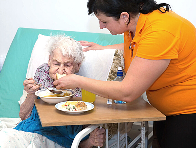 Услуги сиделки для пожилого человека